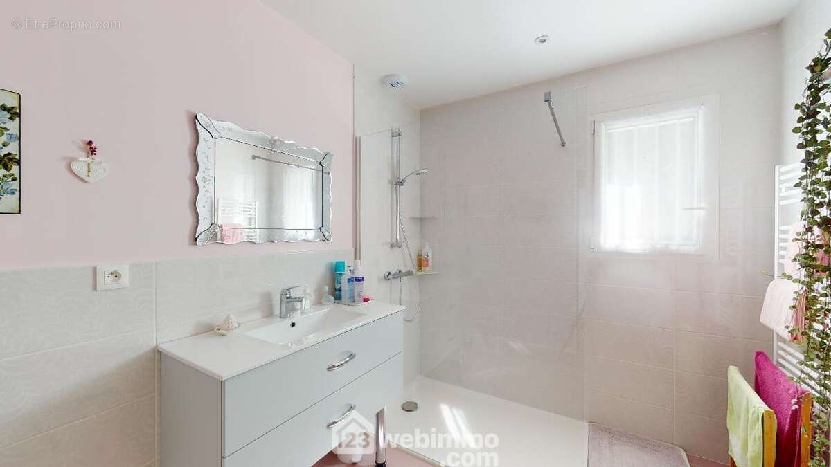 Charmante Salle d&#039;eau - Maison à SAINT-HILAIRE-LA-FORET