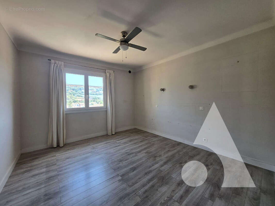 Saint-raphael maison avec studio indépendant, véranda, garage et vue dégagée - photo 8