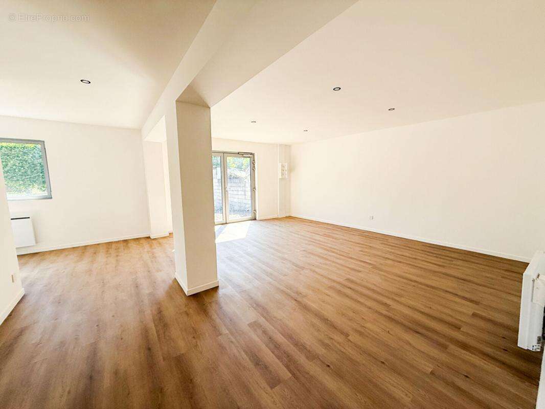 Local d'activité, 327M², bureaux, entrepôt, stationnement - photo 8