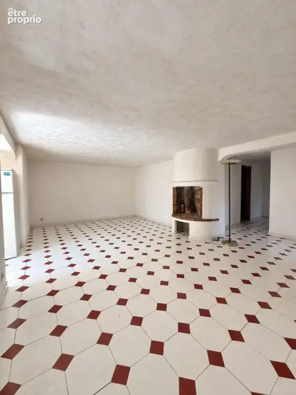 Appartement 85 m² à rénover - Quartier d'Anthéor - Belle terrasse avec cuisine d'été - 1 stationnement  - À 200 mètres de la pla - photo 2