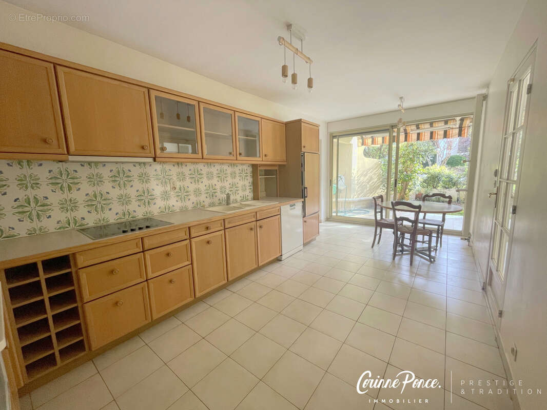 Appartement de 160m2 de plein pied avec jardin, terrasse, garage et place de parkings dans residence avec - photo 4