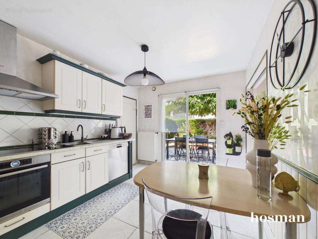 Maison de 135m² avec 4 chambres, jardin paysagé et garage - Proche St Joseph de Poterie à Nantes - photo 7