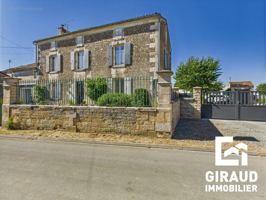 Maison à BOUILLE-COURDAULT