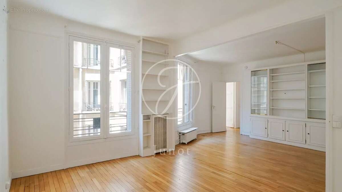 Appartement à PARIS-16E