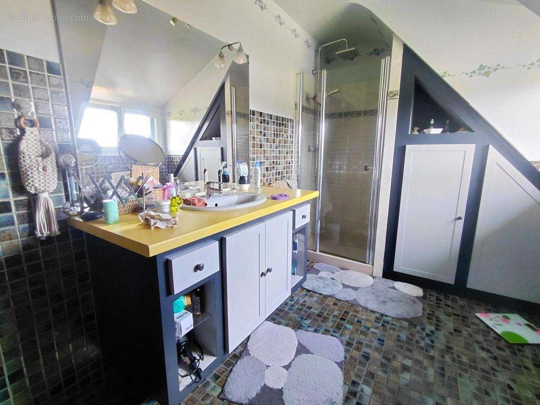 Maison en pierre rénovée, dépendances, hangar de 260m² - photo 9