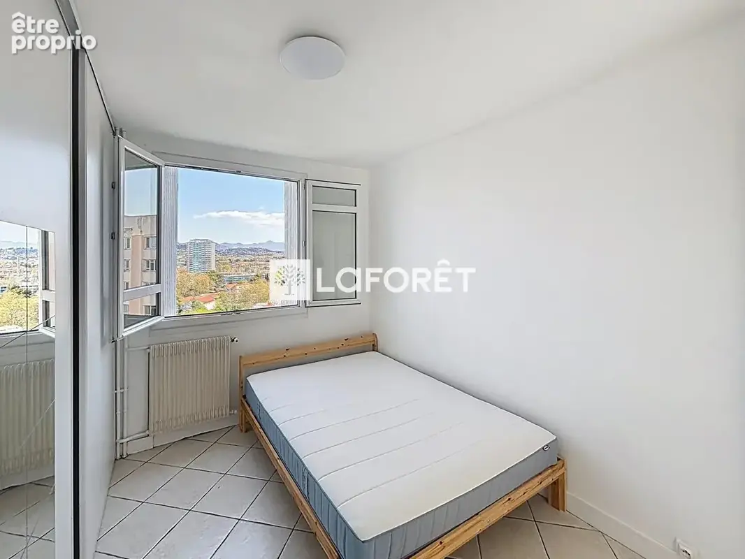 T3 76 m² lumineux - étage élevé avec ascenseur - Piscine- vue dégagée - Marseille 10e - photo 6