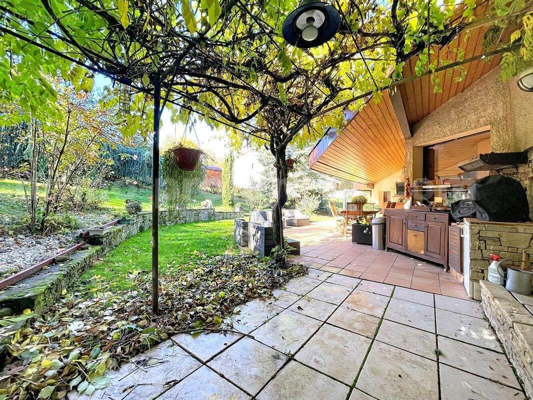 MAISON_calme_jardin_T3_Reignier_centre_lumineux_grande_luminosité_magnifique_très_belle_prestations__proche_frontière_suisse_genève_ceva_volumes_séjour_exterieur_salon_séjour_terrasse_ - Maison à REIGNIER