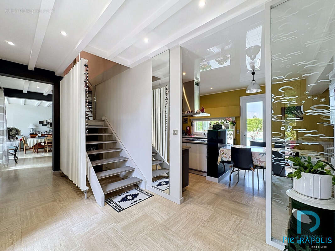 Maison 294 m² à Montracol  - photo 6