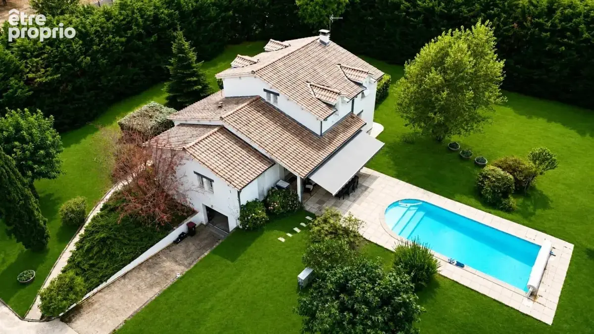 Découvrez votre havre de paix aux portes de Bordeaux ! Cette magnifique maison à Sadirac, nichée au cœur d'un parc arboré, vous  - photo 2