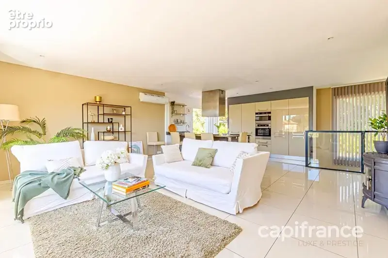 Maison à vendre à CEYRESTE (13), village à pied, vue mer, 3 chambres, terrasse, jardin, carport, atelier - photo 4