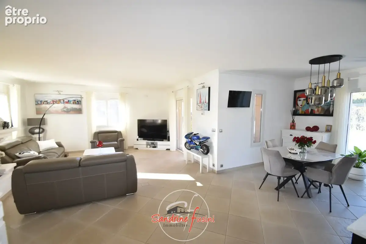 Plan de Carros :  Belle villa individuelle de plain-pied avec piscine et vaste sous sol de130 m2 - photo 4
