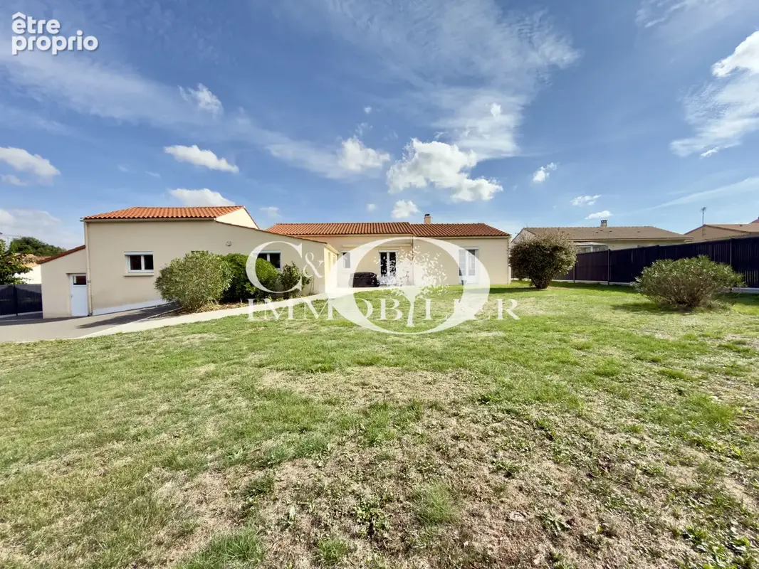 Photo Maison à Saint-Denis-La-Chevasse au prix de 295 000€