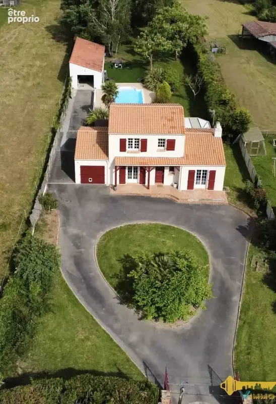 Maison avec piscine et bâtiment indépendant sur plus de 2 600 m2 de terrain - photo 1
