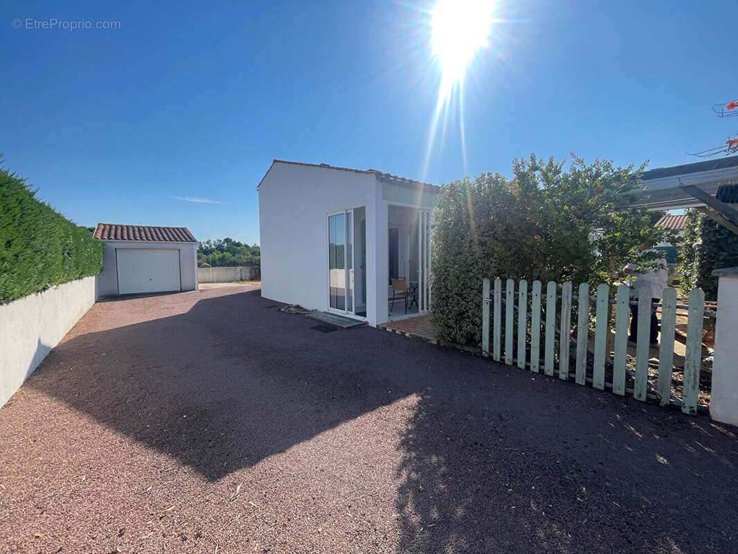 Maison 3 chambres avec véranda, garage et terrain de 578 m²  - Environnement calme - photo 2