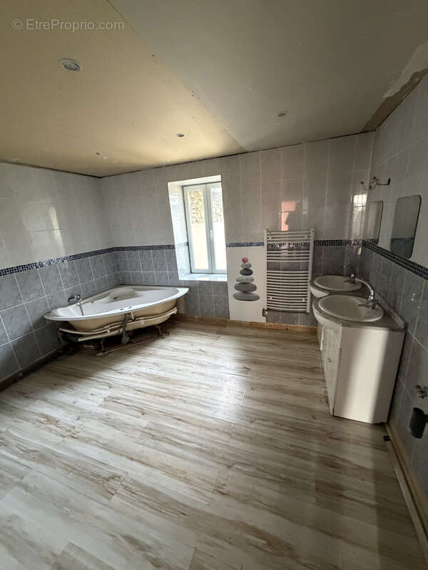 En exclusivité, murs commerciaux  d'une bâtisse de 396 m2 environ (ancien Bar-restaurant + logement) 38510 - photo 14