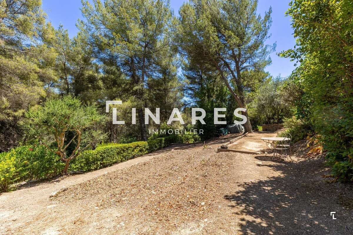 LE DOMAINE PROVENÇAL - Villa T6 de 287m² dont deux dépendances de 26m² - Piscine - Terrain de 6900m²  - 13011 EOURES - photo 29