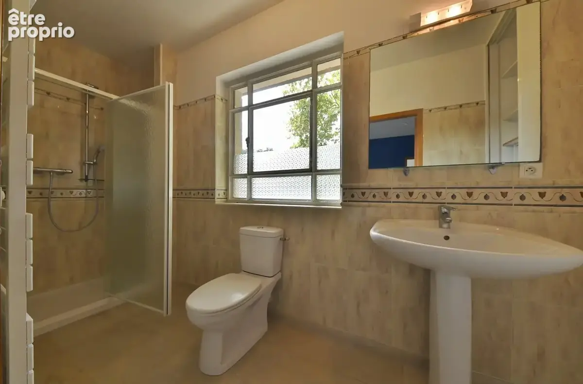 Uzès centre-ville – Appartement de 170m² environ,  beaux volumes et fort potentiel - photo 12