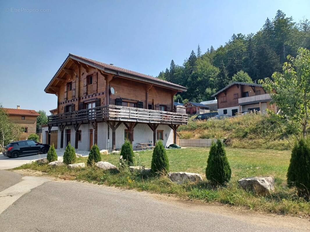 PREMANON : Chalet avec 2 logements et grand garge - photo 1