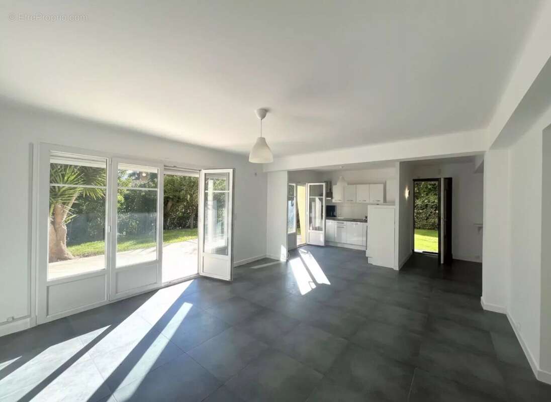 Appartement à EZE