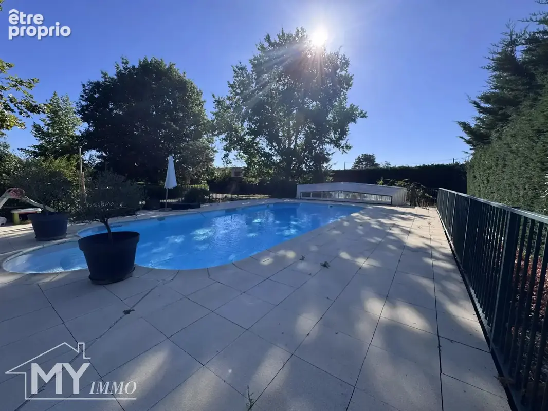 PINEUILH – Propriété d’exception de 350 m² avec piscine, au cœur d’un parc arboré de 5 500 m² et à deux pas des commodités - photo 6