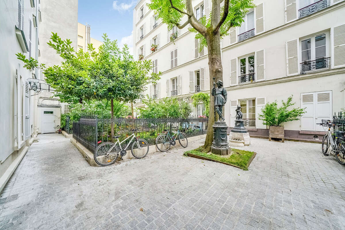 Paris 14ème-Rue Daguerre-76 m2 de charme avec ascenseur,parquet  et cour arborée - photo 2
