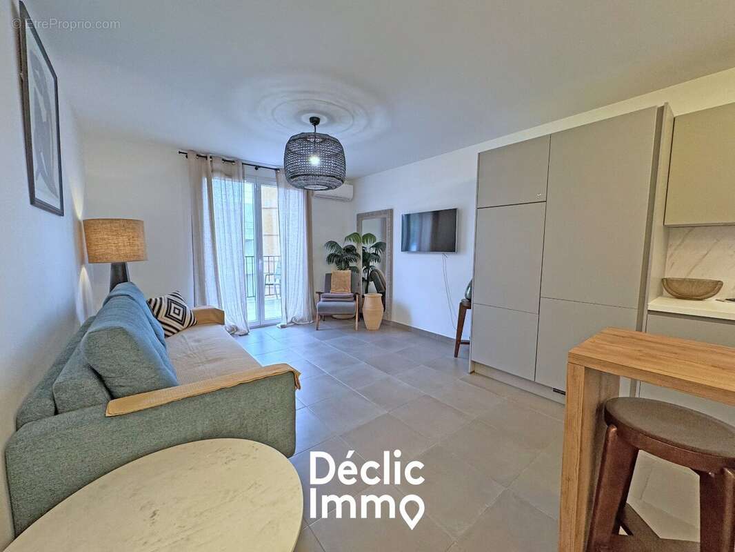 Appartement à LA ROQUETTE-SUR-SIAGNE