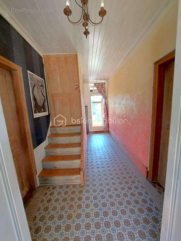 Maison de caractère avec dépendances ! calme, espace et potentiel : une opportunité à saisir ! - photo 9
