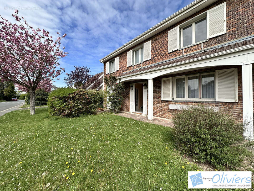 Maison à VOISINS-LE-BRETONNEUX