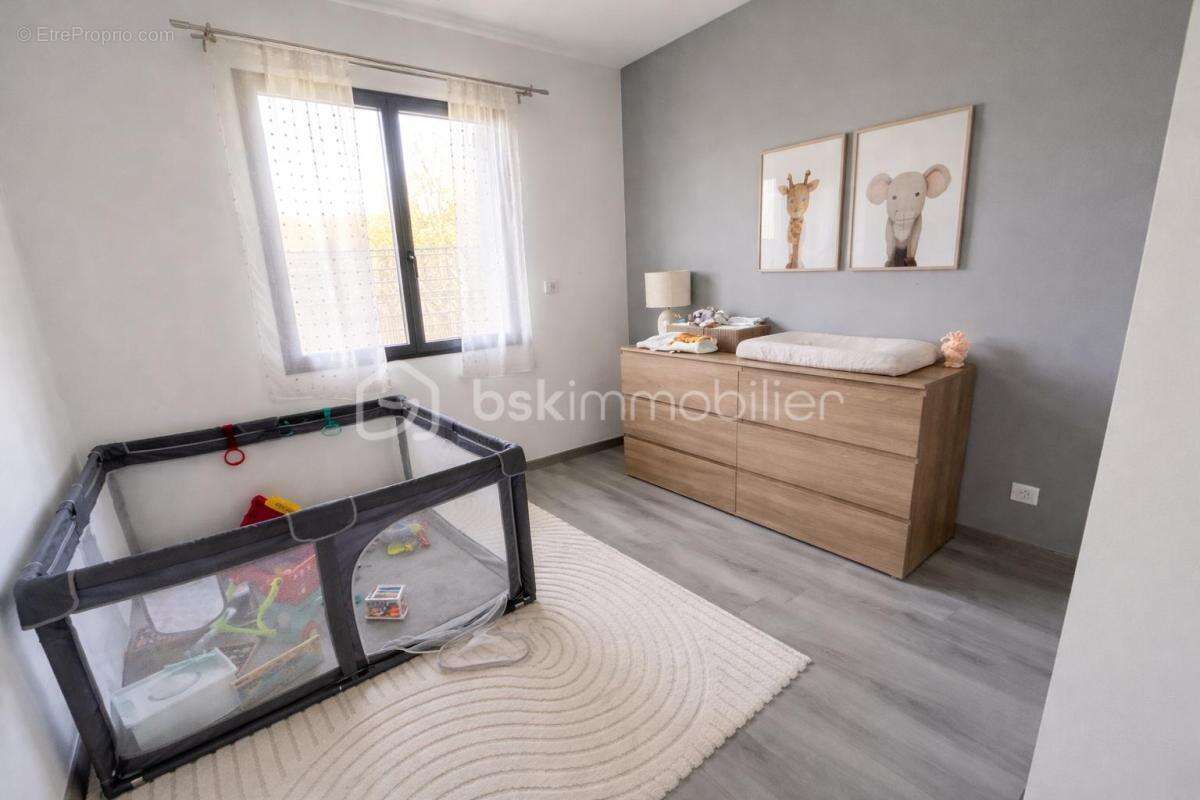 Superbe maison recente - garanties decennales- 4 chambres-double garage - piscine - photo 7