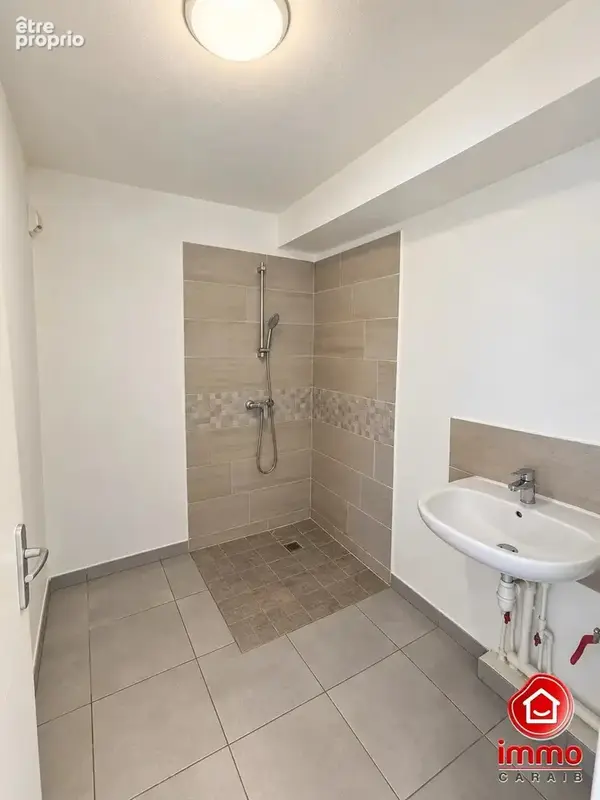 Bel appartement 3 pièces à Fort-de-France Etang Zabricot - photo 7