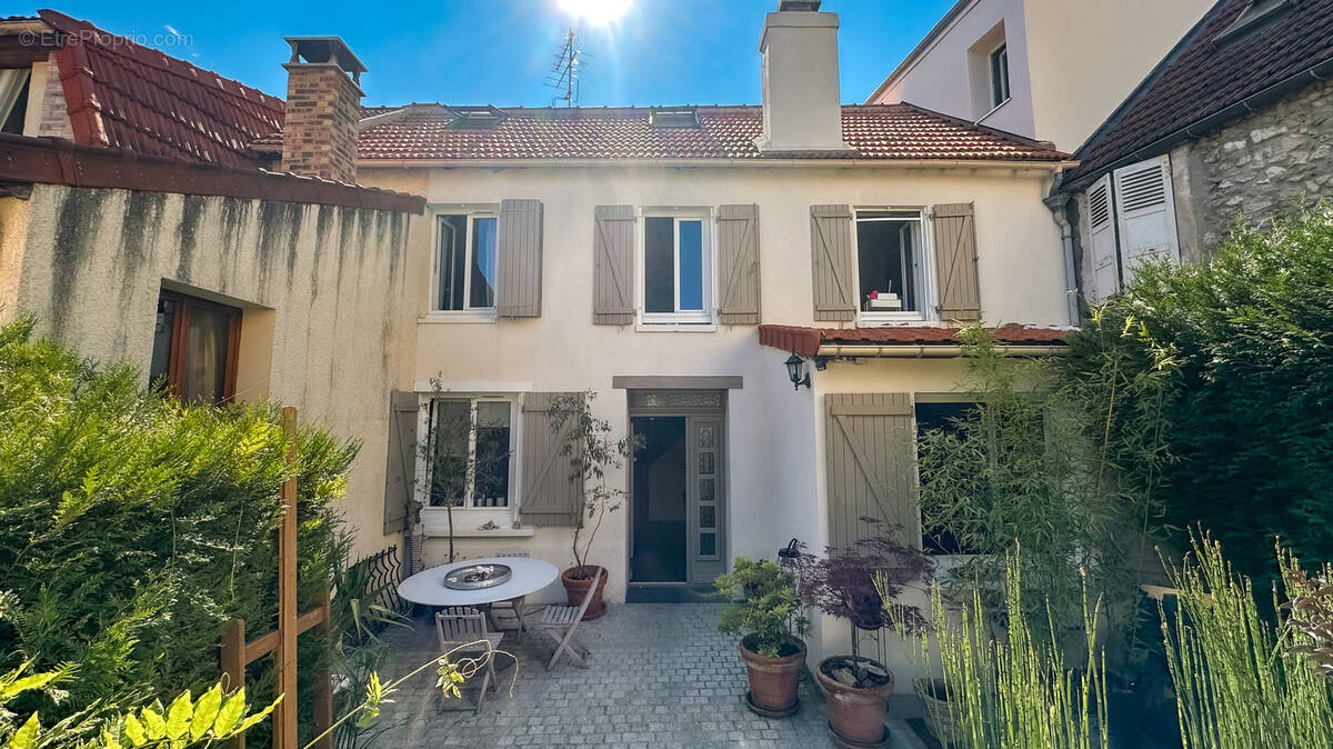 Maison à THIVERVAL-GRIGNON