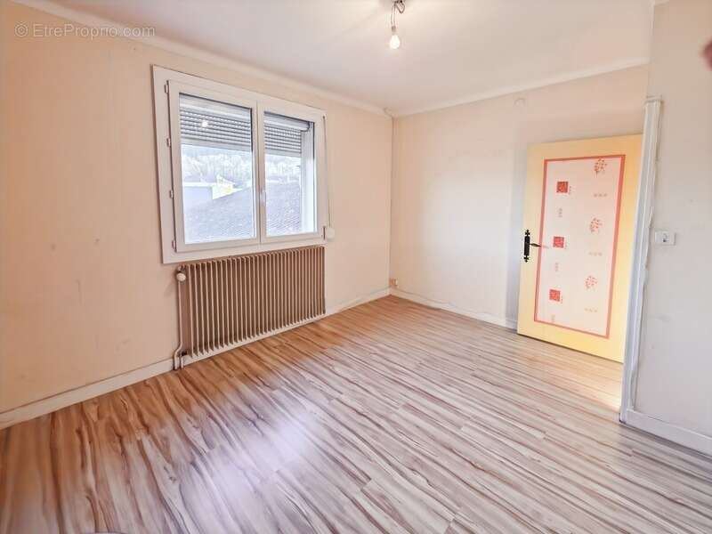 Maison familiale sur 2 000 m² de terrain – Idéale artisan, maçon, charpentier ou entrepreneur, à deux pas de Lons-le-Saunier - photo 8