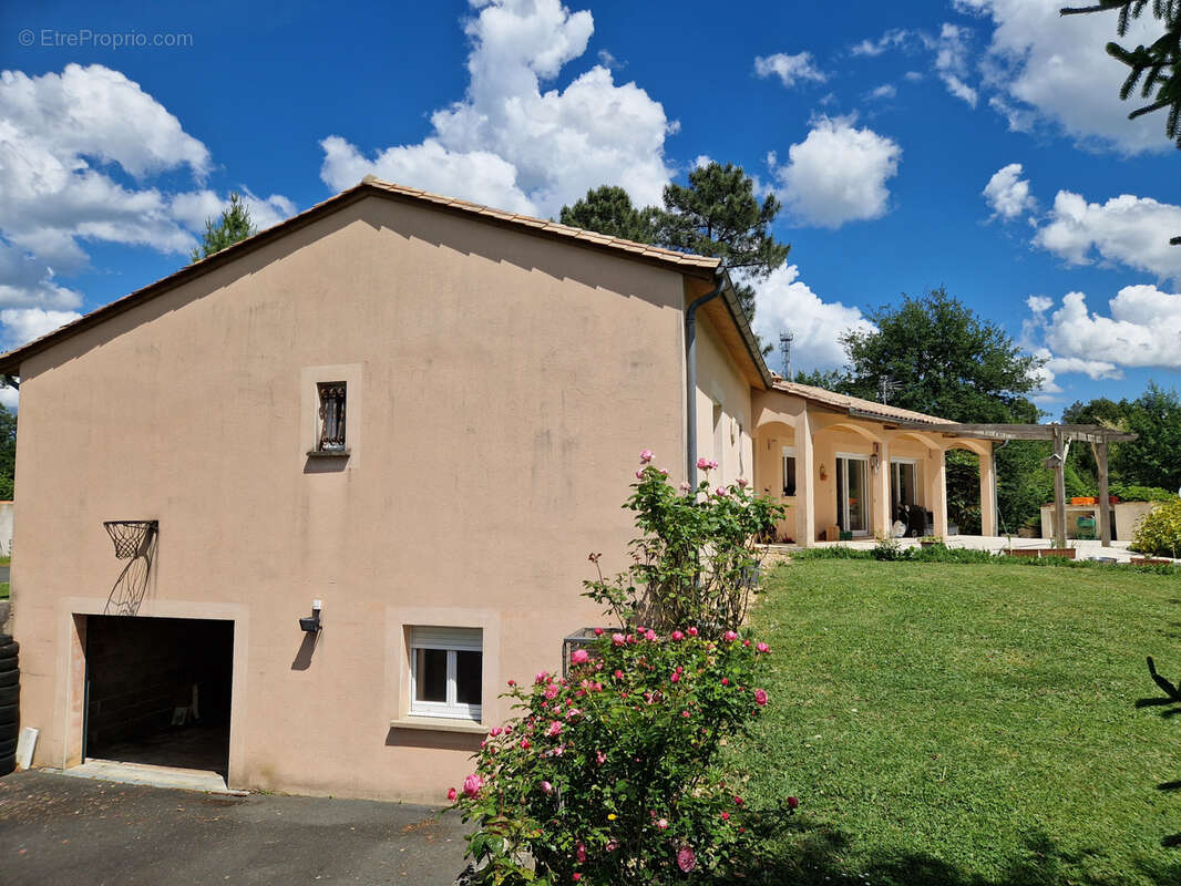 Proche Périgueux MAISON de PLAIN PIED 146 m2 avec 4 chambres / Grand garage / Grand terrain avec PISCINE. - photo 6