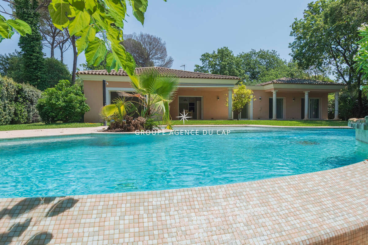 Superbe villa de plain-pied avec 5 chambres, piscine et double garage, proche golf et commerces - photo 16