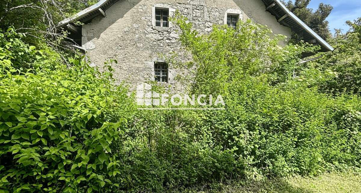 Propriété au calme  , Domaine "Les Feux" historique composé de plusieurs bâtisses - photo 3