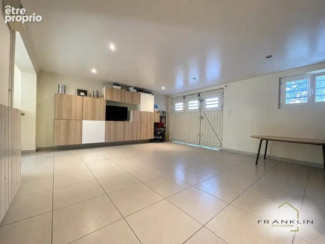Tremblay-en-France, Pavillon traditionnel édifié sur un rez-de-jardin - 3 chambres - 402 m2 de terrain - photo 18