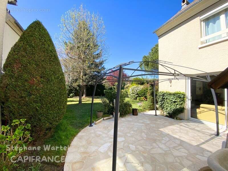 Maison contemporaine lumineuse, jardin arboré, quartier résidentiel recherché à Chantilly (60) - photo 9