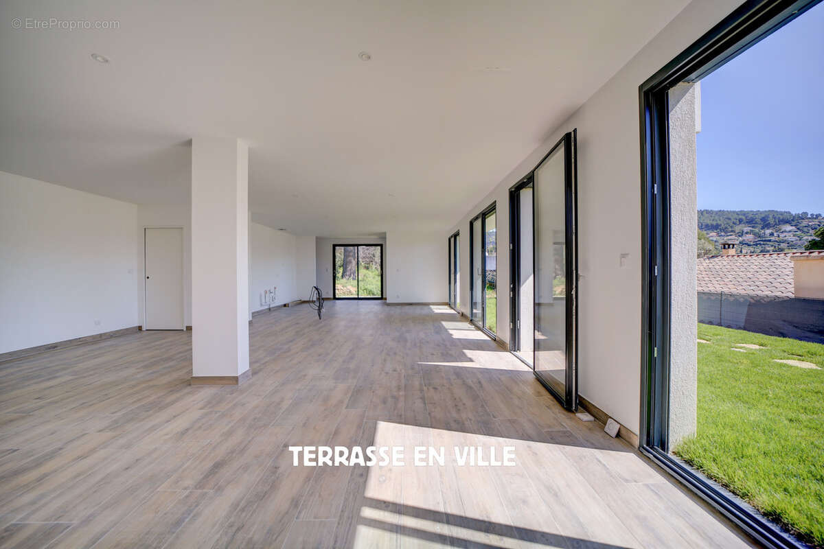Maison à CEYRESTE