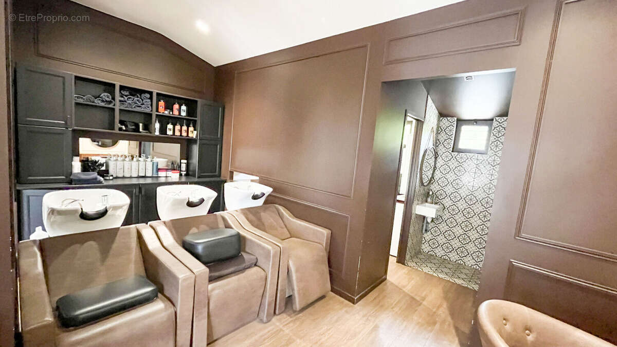 Commerce à LACROIX-FALGARDE