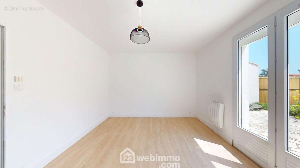 Chambre 1 de 17m2 avec dressing - Maison à JARD-SUR-MER