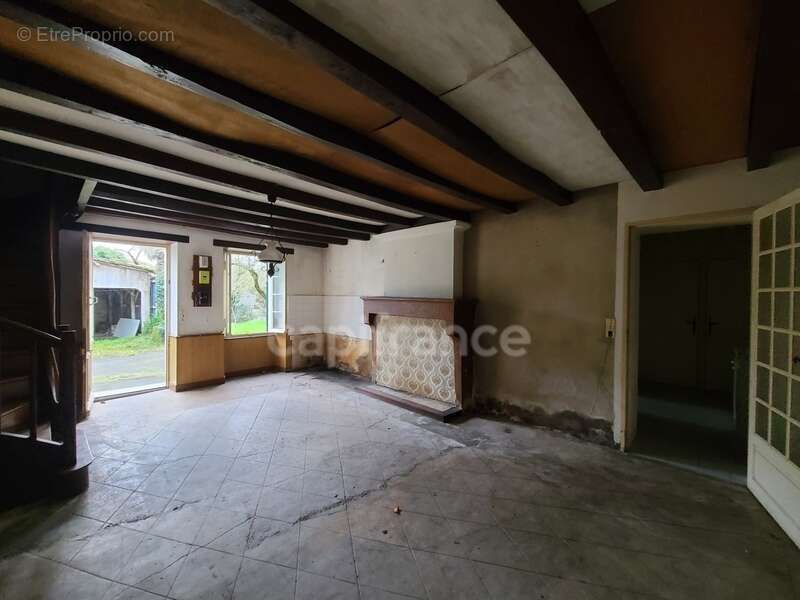 Maison à rénover avec dépendances NACHAMPS (17) - photo 4