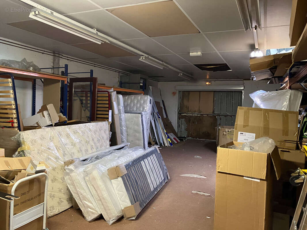 Commerce à FONTAINE-LE-COMTE