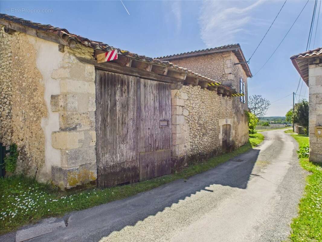Jolie maison traditionnelle près d'un village populaire - photo 12