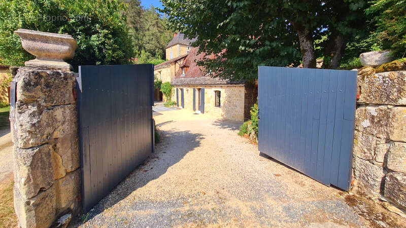 Ensemble en pierre totalemernt rénové 220m² - 12 couchages - activité gîte immédiate - Périgord Noir - photo 6