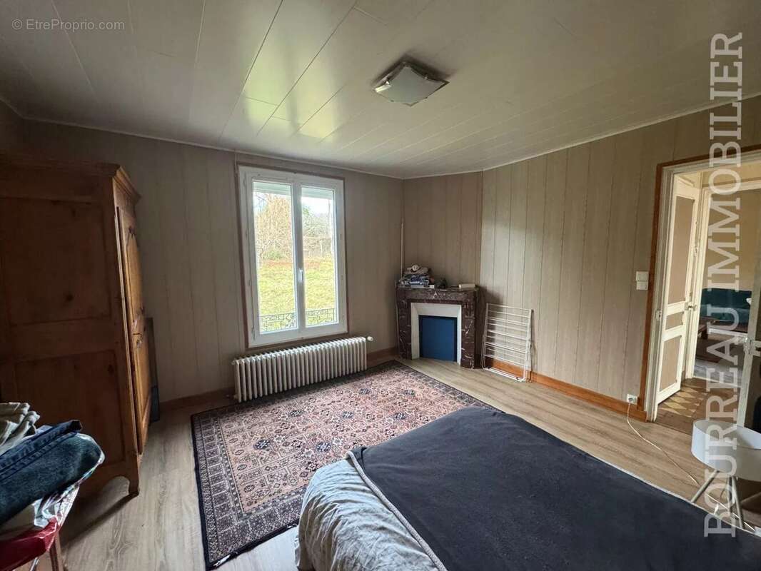 Appartement à LA CELLE-SAINT-CYR