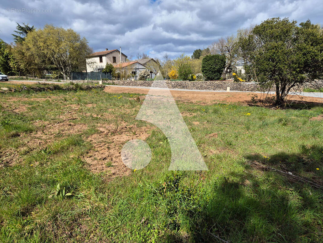 Terrain à LACHAPELLE-SOUS-AUBENAS