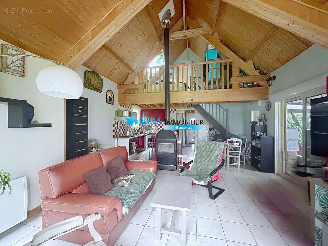 SALON DEPUIS MUR EXT - Maison à MARTAINVILLE