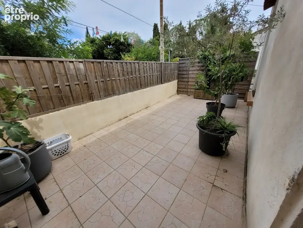 Salles d'Aude Maison de Village de type V sur 2 niveaux avec terrasse, chauffage central gaz, 4 chambres. - photo 2