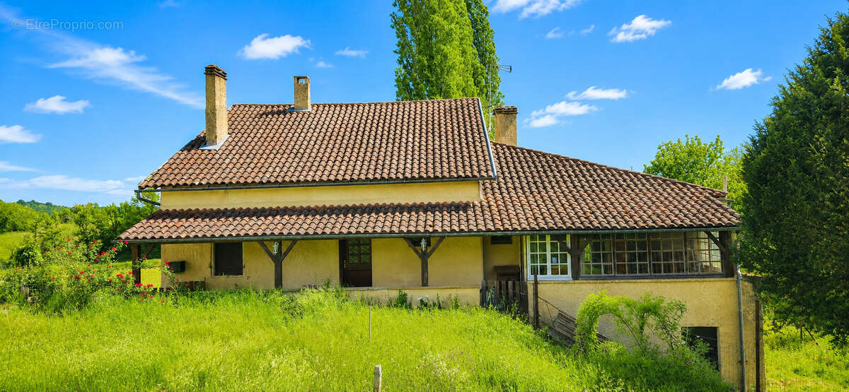 Maison avec volumes et dépendances dans un environnement privilégié - photo 2