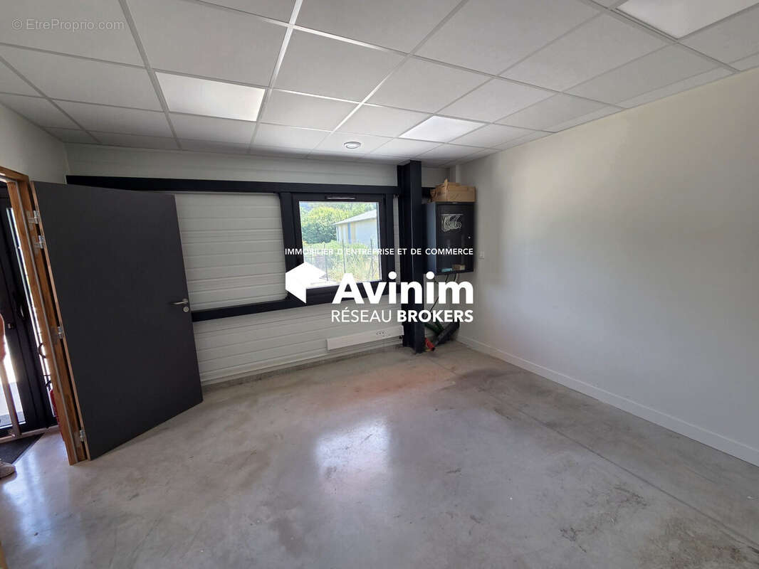 Commerce 1146 m² à Arbent  - photo 8